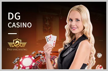 Người chơi đang giữ bài Poker trên bàn xanh, thể hiện sự tập trung và chiến lược.